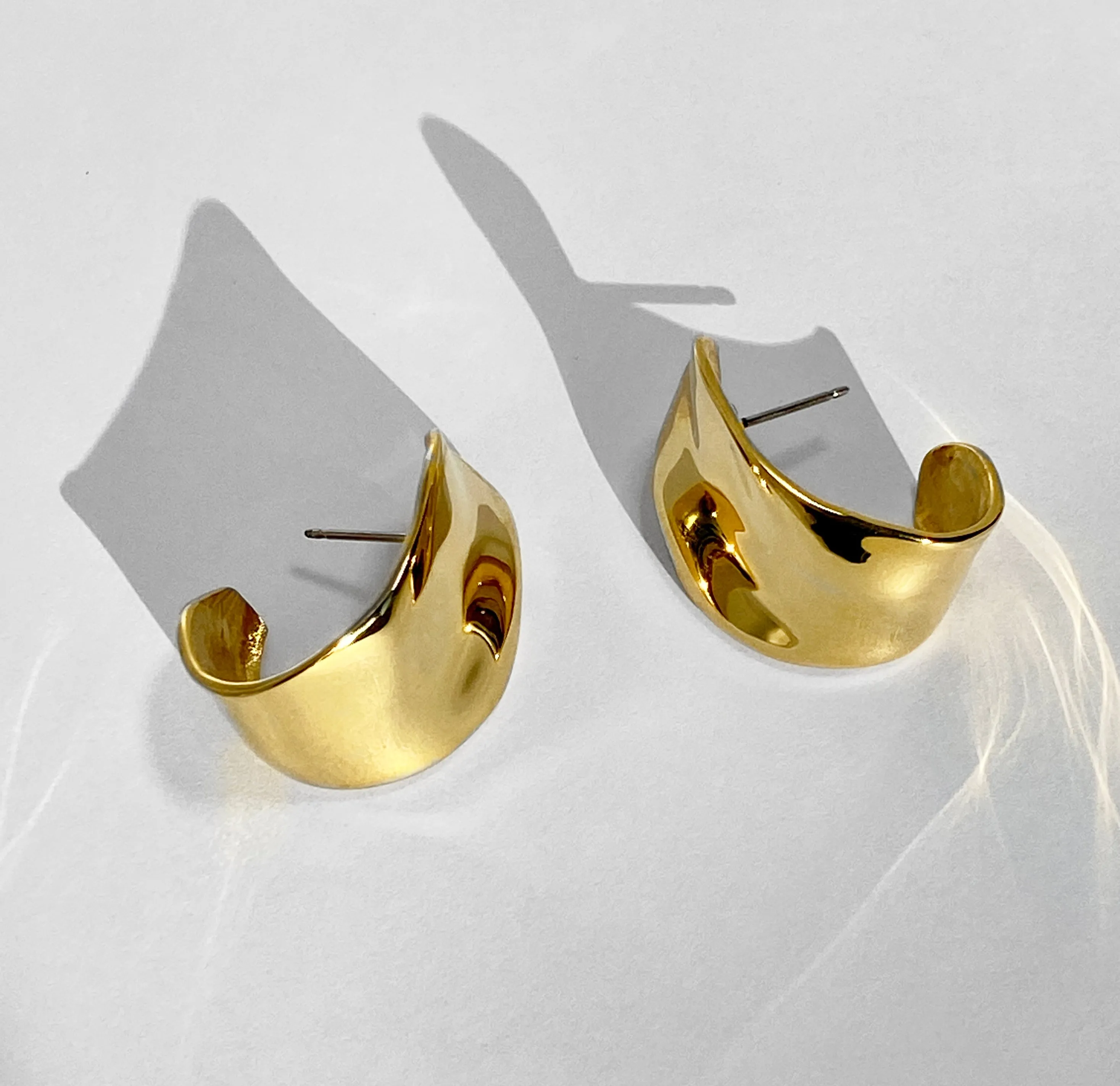 Phoebe Hoops Medium - Gold